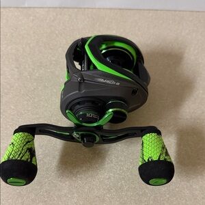 Mach 2 Baitcast Reel - Green and Black